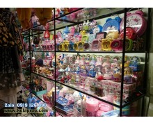 3. KỆ TRƯNG BÀY: Quà Lưu Niệm - Văn Phòng Phẩm 